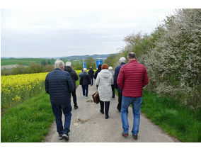 Bittprozession an der Weingartenkapelle (Foto: Karl-Franz Thiede)